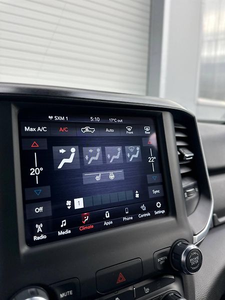 Dodge RAM (2021) 1500 BIG HORN 5.7 V8 HEMI 4x4 - fotka 25 z 31
