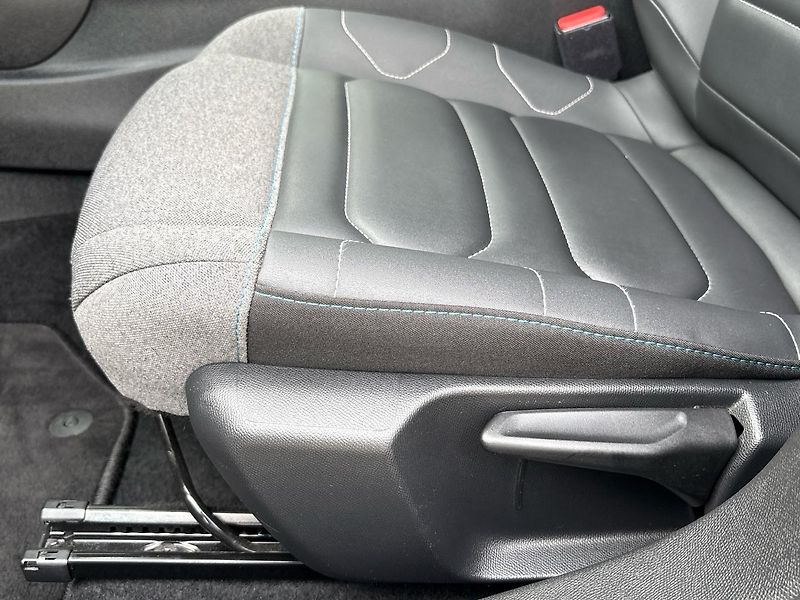 Citroën C4 (2023) Shine 1.2 PureTech 130 EAT8 - fotka 32 z 58