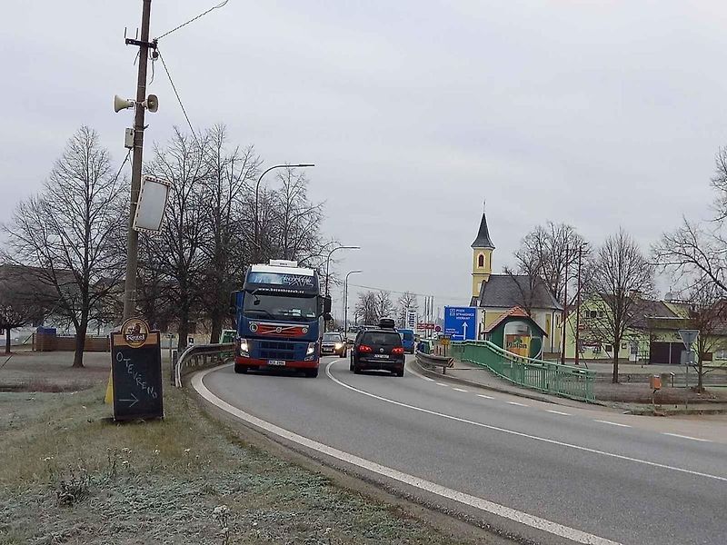 Hustá doprava, časté nehody. Obrázek, který znají všichni řidiči na trase mezi Budějovicemi a Pískem. I proto někteří žádají prodloužení D4 až do krajského města. V dohledné době se ale dočkají jen obchvatů a předjížděcích pruhů.