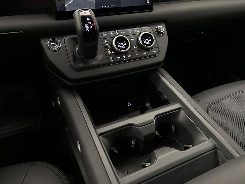 Land Rover Defender D250 SE X-DYNAMIC CZ 1. maj. - fotka 27 z 44