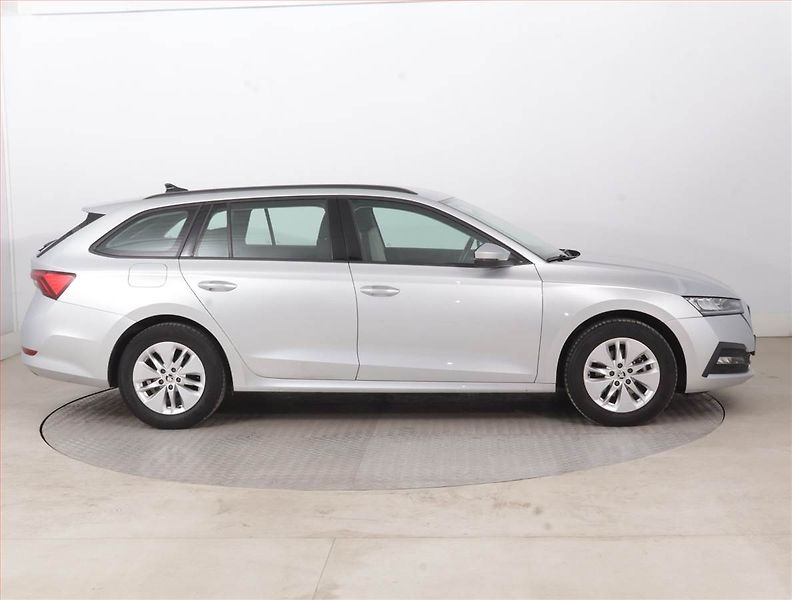Škoda Octavia (2023) Ambition 2.0 TDI, ČR,1.maj - fotka 6 z 15