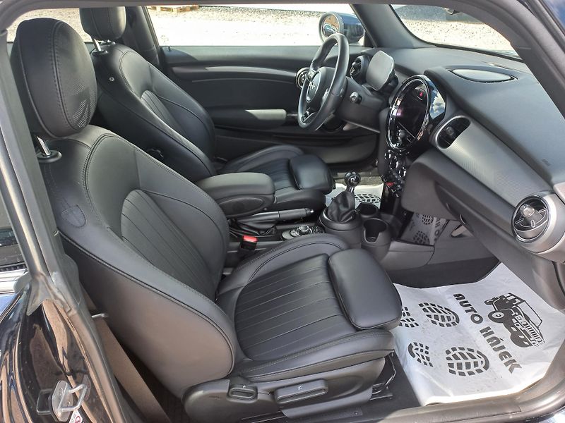 Mini Cooper (2021) 1.5i 100kW  - fotka 14 z 19