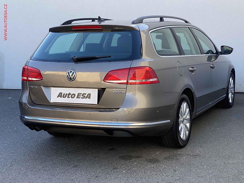 Volkswagen Passat (2011) 2.0TDi, 1.maj, Navi, park - fotka 4 z 20
