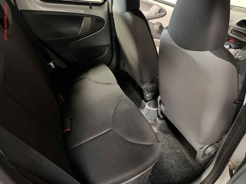 Toyota Aygo (2011) 1.0i, ČR, AC - fotka 11 z 15