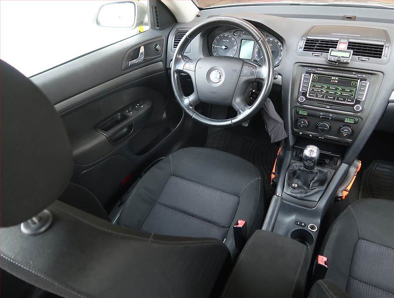 Škoda Octavia (2008) 1.9 TDI, po STK, dobrý stav - fotka 7 z 16