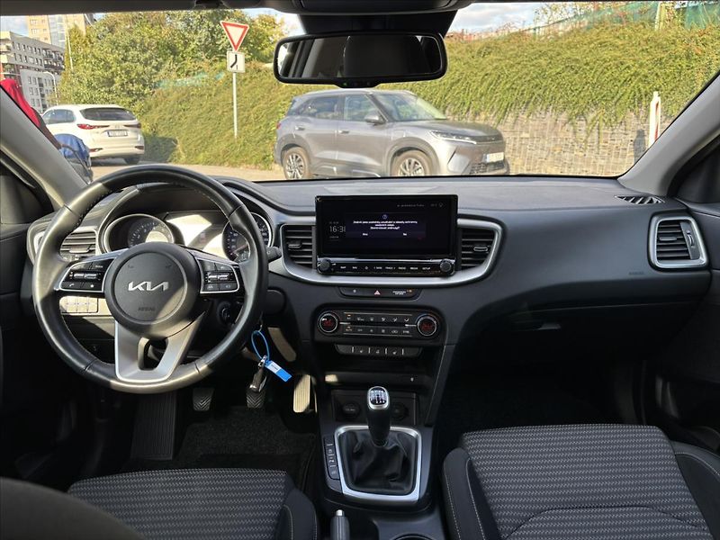 Kia Ceed 1,5 TGDi TOP ZÁRUKA CARPLAY - fotka 9 z 39