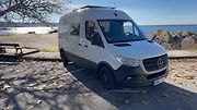 Campervan Aura od španělské firmy Dora Camper Studio je postavený na dodávce Mercedes-Benz Sprinter.