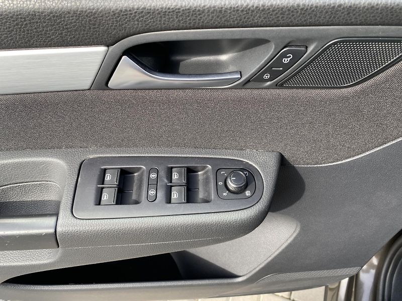 Volkswagen Sharan 1.4 TSI 110kW-7MÍST-NAVI-TAŽNÉ - fotka 14 z 39