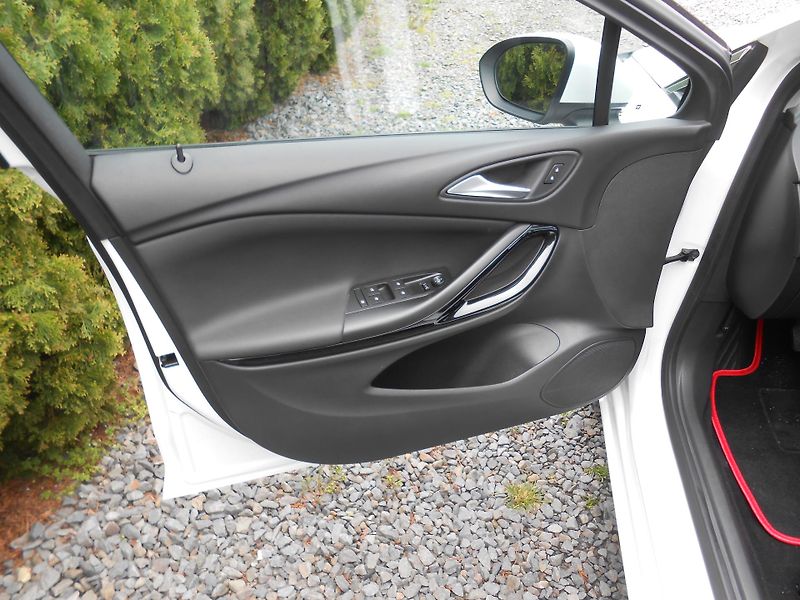 Opel Astra 1.2,KAMERA,NAVI,62TKm!! - fotka 23 z 41