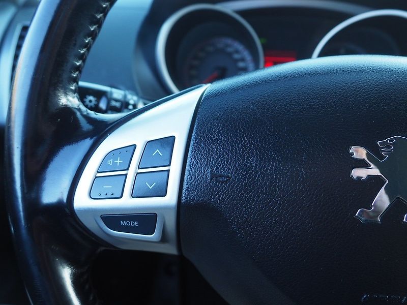 Peugeot 4007 (2010) 2.2 HDI, 115 kW, 4x4, 7 míst - fotka 21 z 39