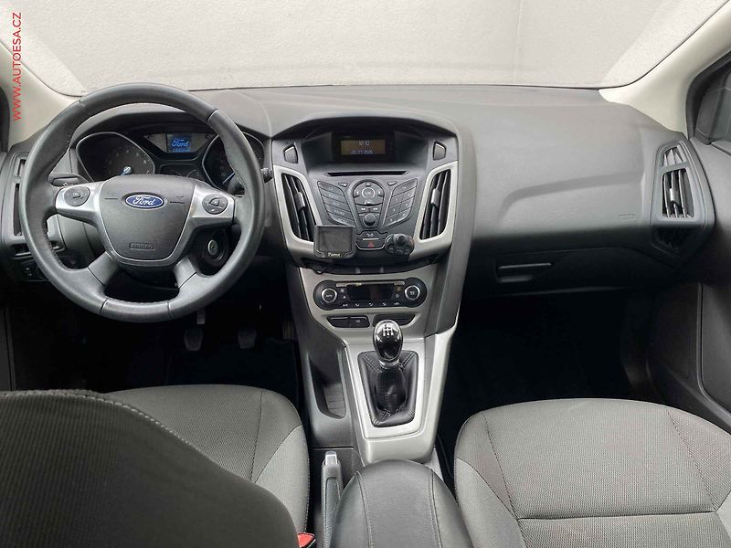 Ford Focus (2011) 1.6i16V, ČR, AC, park.asist - fotka 8 z 17