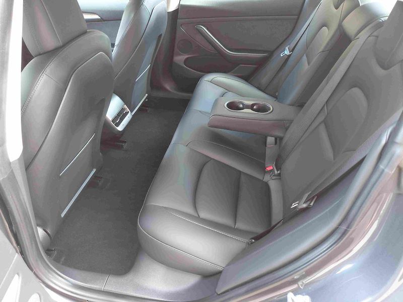 Tesla Model 3 RWD LED ACC 18ALU SOH 91,1% - fotka 10 z 19