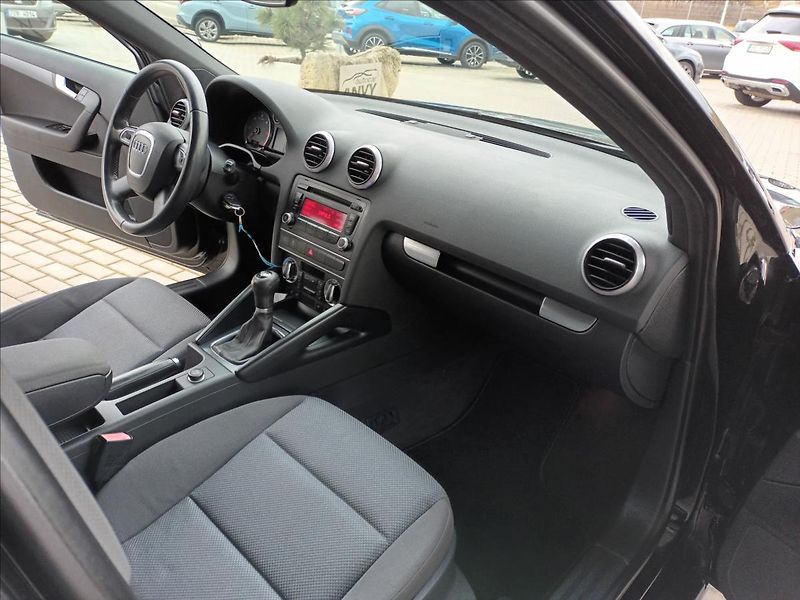 Audi A3 1,6 TDI,XENON,VÝHŘEV,  Sportba - fotka 23 z 33