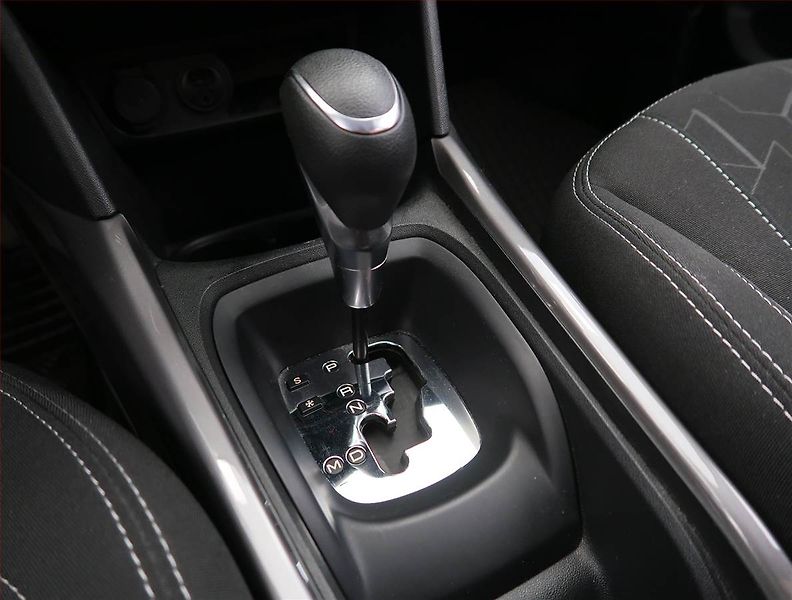 Peugeot 2008 (2017) 1.2 PureTech, Automat, ČR - fotka 13 z 21