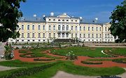 Zámku Rundale se přezdívá baltské Versailles.