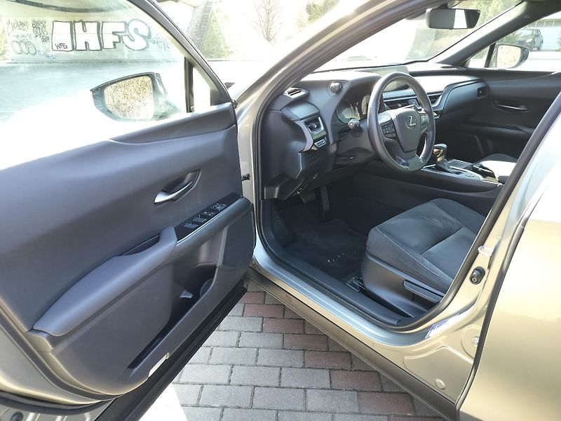 Lexus UX 250h BUSINESS edition,alcantara - fotka 9 z 25