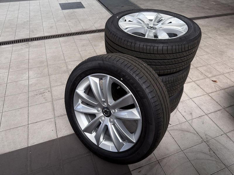 Volvo V60 B4 FWD CORE // REZERVACE // - fotka 2 z 35