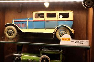 Společnost Heller & Schiller z Horního Litvínova vyráběla kromě vláčků, kolejišť a doplňků také širokou plejádu modelů automobilů. Na snímku je jeden vystavený v Muzeu hraček v Kruoce u Teplic.