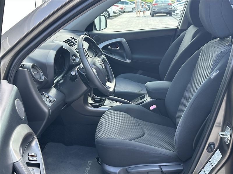 Toyota RAV4 2,0 158PS  Life A/T 4x4 - fotka 12 z 51