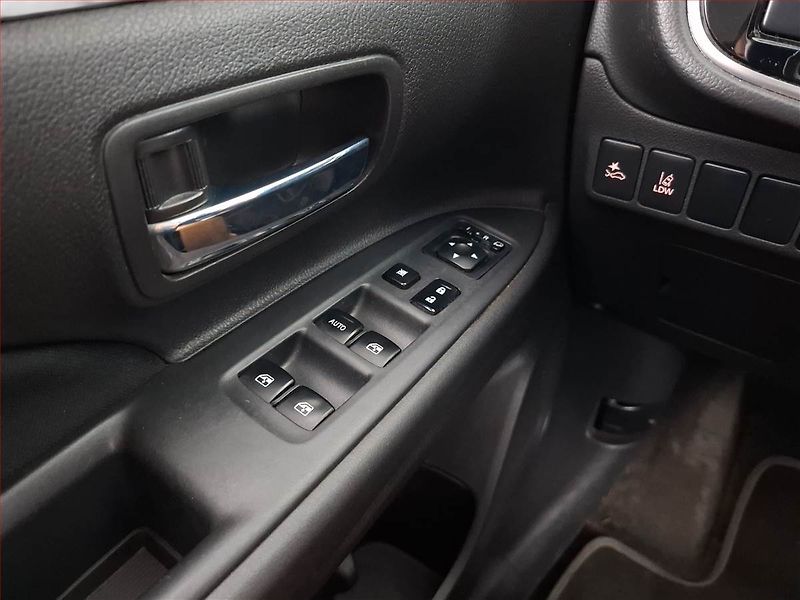 Mitsubishi Outlander (2017) 2.2 DI-D, 4X4, Automat - fotka 16 z 17
