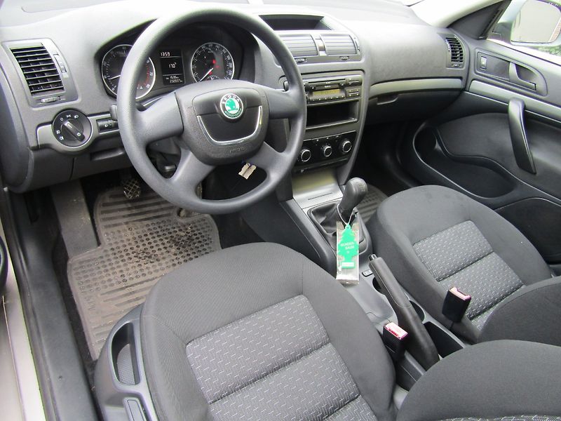 Škoda Octavia (2009) 1.6 MPI 75kW 1.MAJITEL - fotka 13 z 35