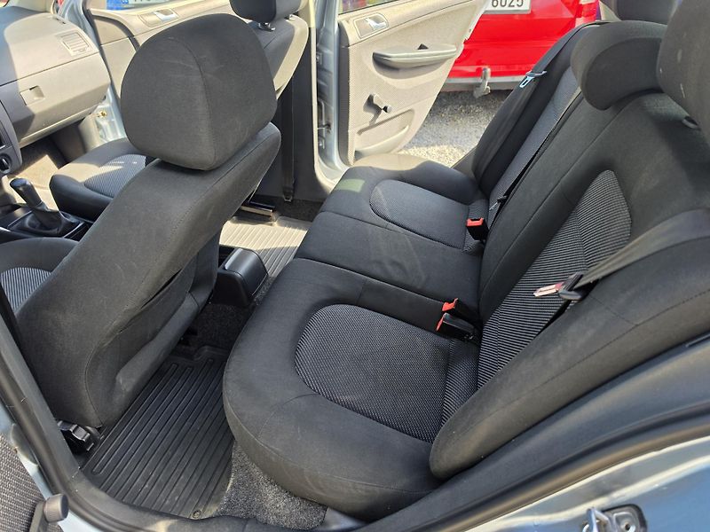 Škoda Fabia 1.2 12V HTP 47kw TZ - fotka 13 z 37