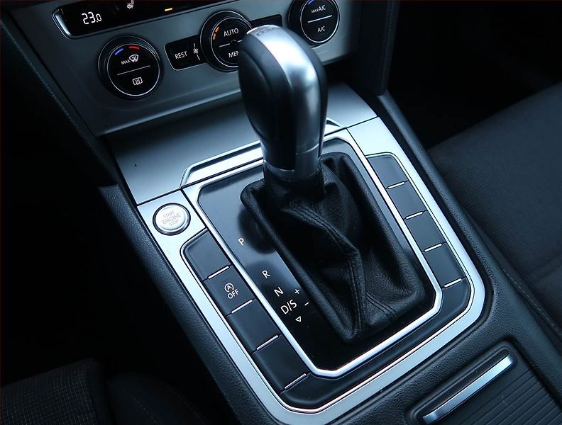 Volkswagen Passat (2017) 2.0 TDI, Automat, Serv.kniha - fotka 13 z 22