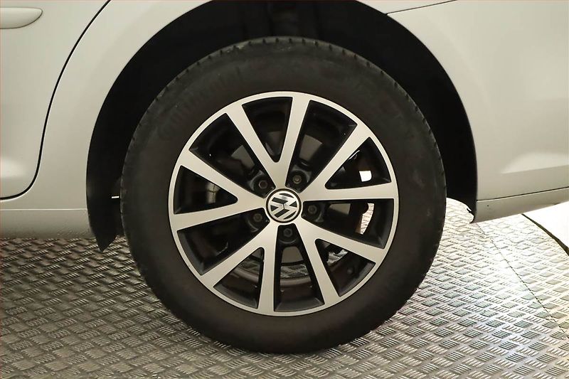 Volkswagen Touran (2013) 1.6 TDI, Automat, Serv.kniha - fotka 15 z 22