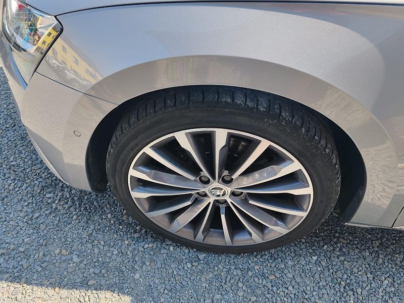Škoda Superb 2.0 TDI Laurin & Klement 4x4  - fotka 20 z 40