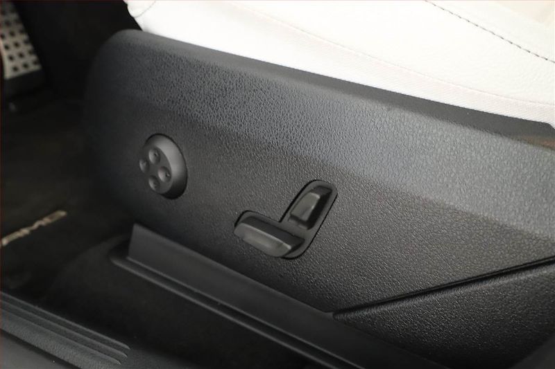Mercedes-Benz GLC (2025) 300 e 4MATIC, AMG Line - fotka 18 z 22
