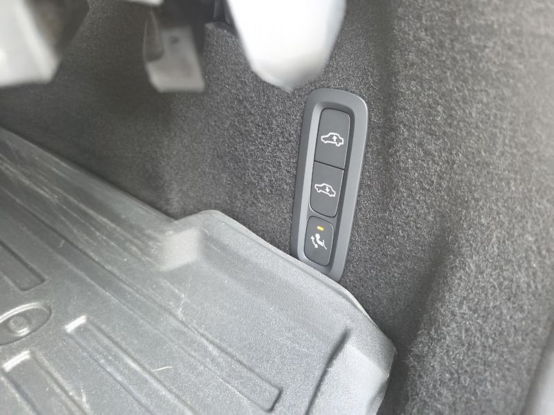 Volvo XC60 2.0 D R-Designe Bowers&Wilkins - fotka 17 z 34