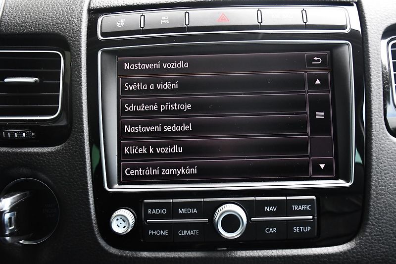 Volkswagen Touareg 3.0TDi V6 4M R-LINE TAŽNÉ ČR - fotka 33 z 44
