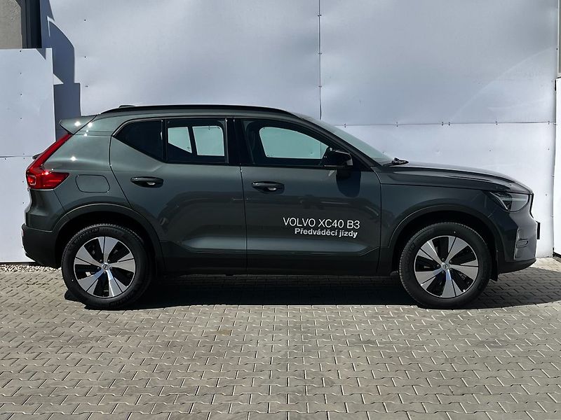 Volvo XC40 PLUS DARK B3 120kW - fotka 5 z 24