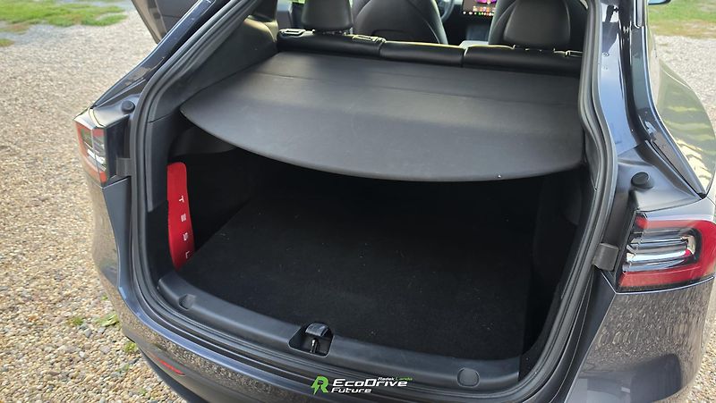 Tesla Model Y (2022) LR Dual Motor - fotka 10 z 12