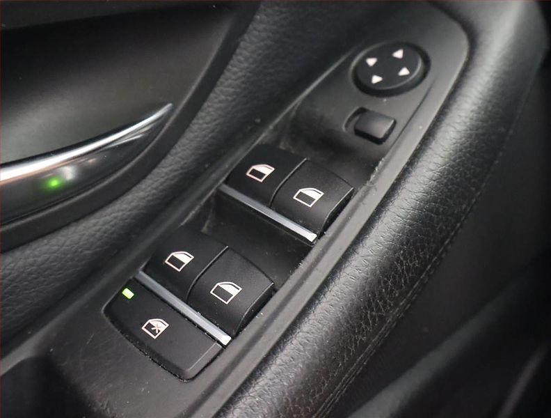 BMW Řada 5 (2013) 530d, Automat, Navi, Xenony - fotka 16 z 24
