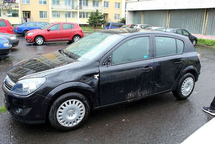 Střet s jelenem odnesla levá strana vozidla.