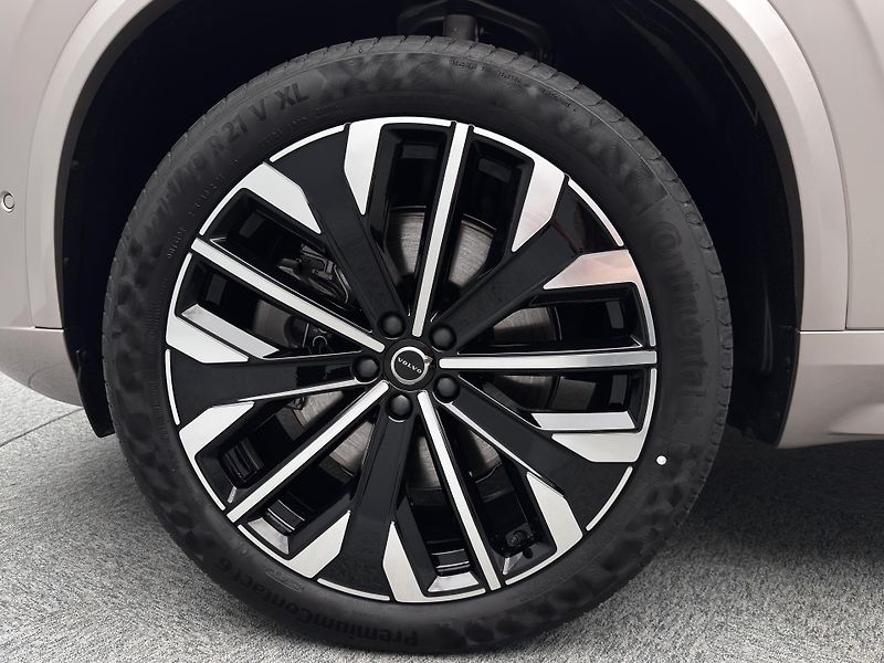 Volvo XC90 (2026) T8 AWD Plug-in DARK PLUS 7m - fotka 20 z 27