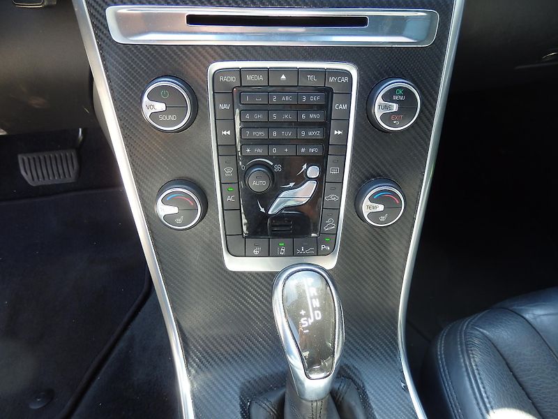 Volvo XC60 2.4 D 158 kW AWD NAVI, ZÁVĚS - fotka 16 z 22