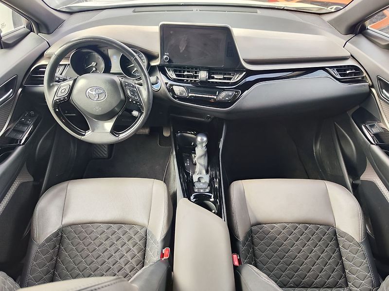 Toyota C-HR 2.0 HEV/112kW Executive E-CVT - fotka 12 z 28
