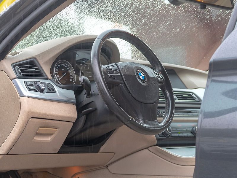 BMW Řada 5 (2010) 3.0i mat – NAVI - fotka 12 z 49