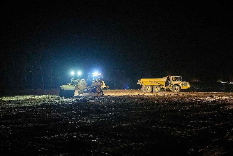 Na stavbě dálnice D11 se pracuje i za tmy.