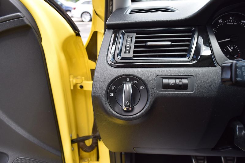 Škoda Rapid (2014) 1.2TSI 63kw AMBITION PANO OPS - fotka 31 z 50