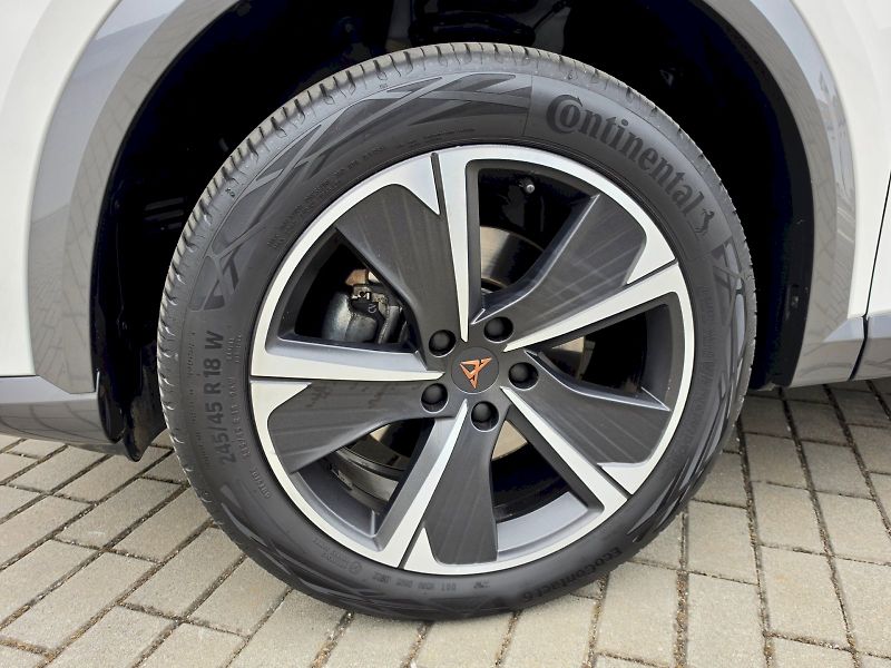 Cupra Formentor (2022) 2.0TSI 140KW DSG 4DRIVE - fotka 31 z 33