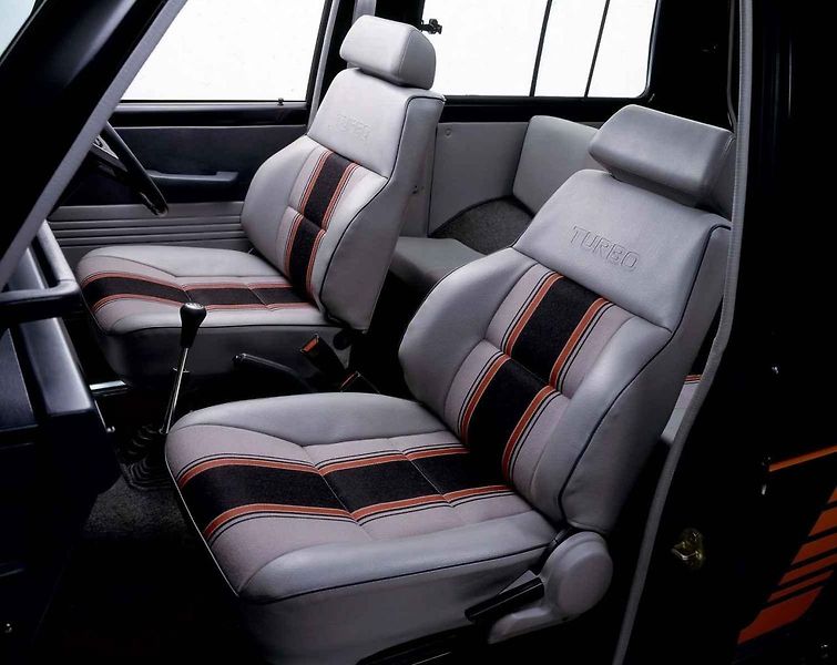 Mitsubishi Pajero při mezigeneračním setkání.