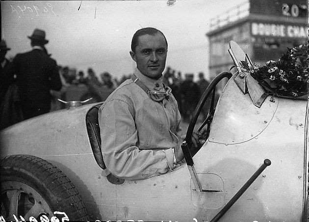 Luois Chiron za volantem vozu při závodě v Montlhéry 1927., zdroj: Wikimedia Commons, Agence de presse Meurisse, volné dílo
