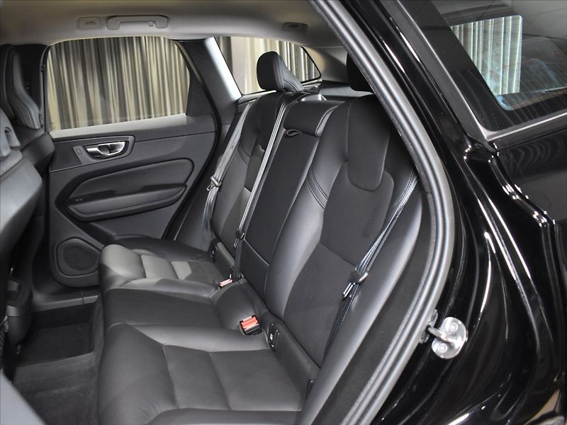 Volvo XC60 2,0 B4 AWD PLUS tažné,Bezklíč - fotka 10 z 24