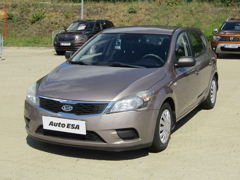 Kia Ceed (2010) 1.4CVVT, ČR, AC, park.čidla - fotka 3 z 15