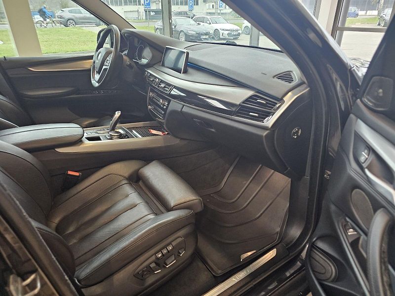 BMW X5 xDrive30d - fotka 12 z 23