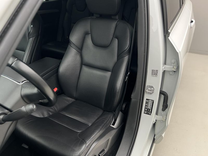Volvo XC90 B5 AWD MOMENTUM AUT CZ - fotka 16 z 37