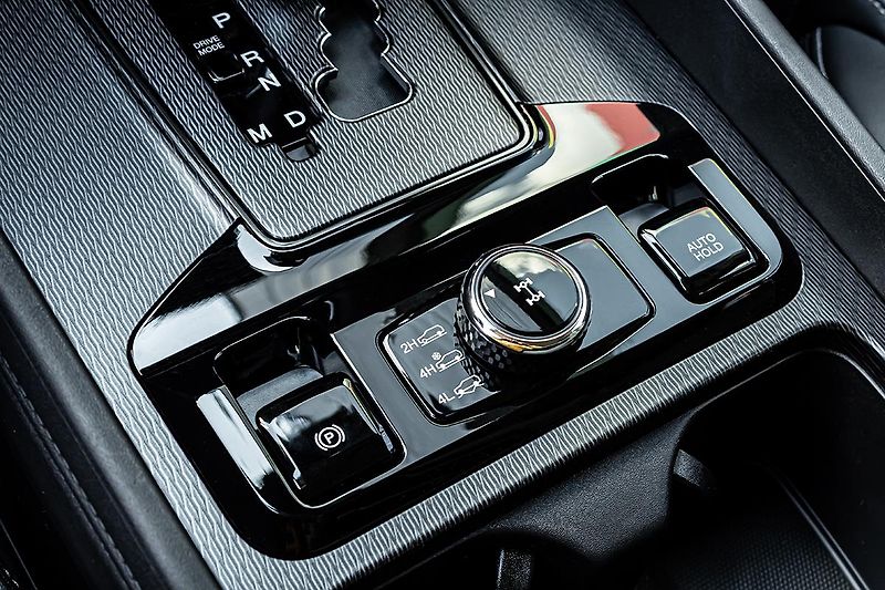 SsangYong Musso (2026) 2,2 e-XDI 4WD AT PREMIUM+  Gra - fotka 18 z 20